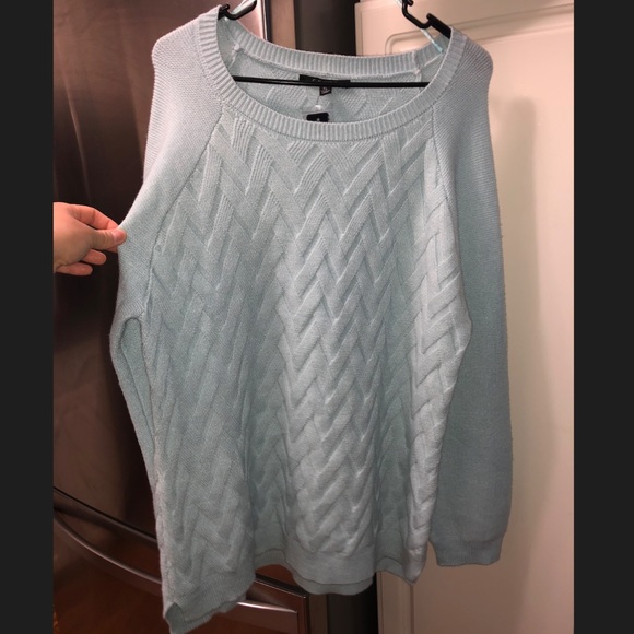 BEAUTIFUL LIGHT BLUE CYRUS SWEATER 😍❤️ - Picture 2 of 4